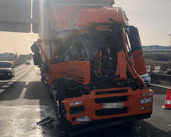 Tres camiones se han visto implicados en el siniestro (Foto @PoliciaLPA)